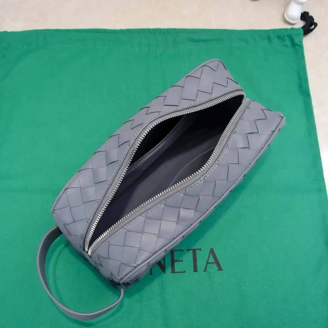 Batch 1280 BOTTEGA VENETA 2024 new INTRECCIATO classic toiletry bag, the choice of discerning people. The low-key luxury quality is the interpretation of its brand. If you like low-key BV, it is the first choice~~ Style number: 7799 Size: 26*13*10cm